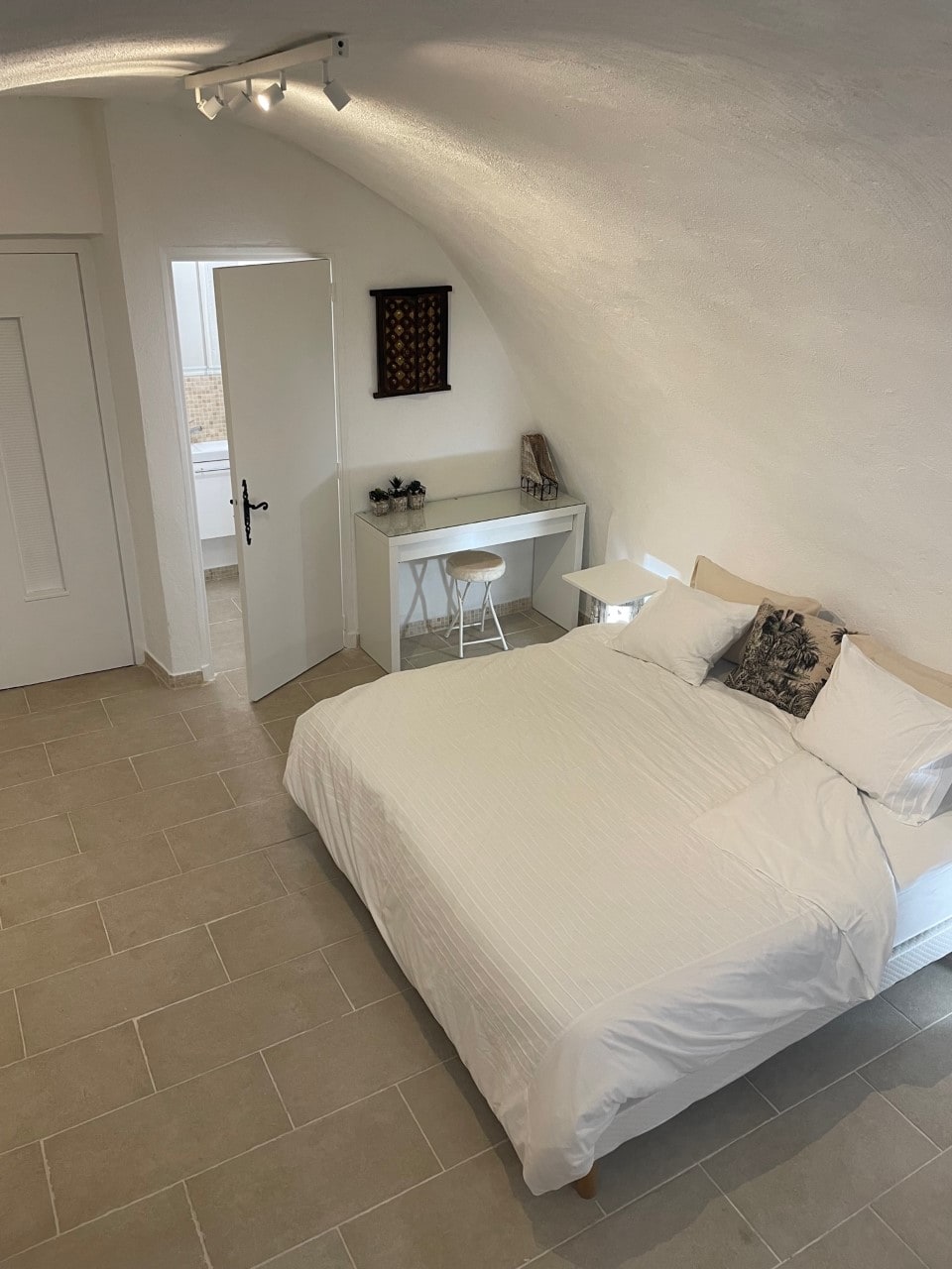 Dormitorio con techo abovedado