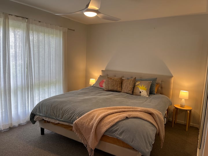 Главна спална соба - брачен кревет (широк 180-220 см)