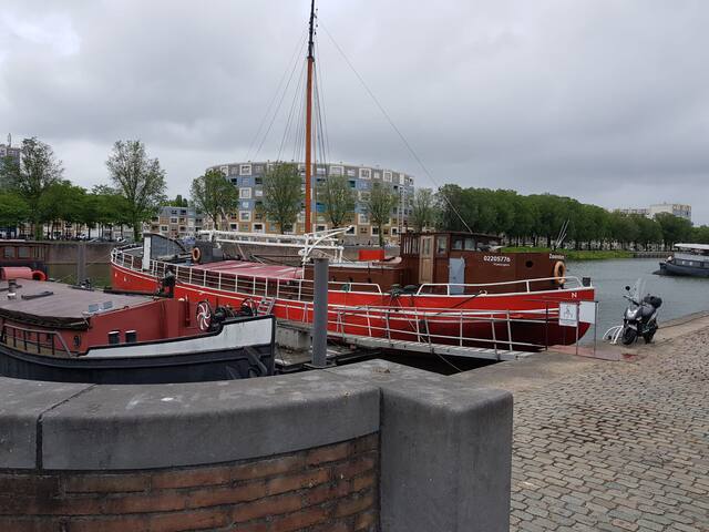 Boat-hotel boot 6, Rotterdam city center gallery image 2
