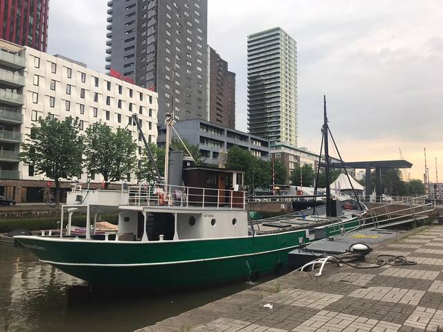Boat-hotel Wilhelmina, Rotterdam city center gallery image 3