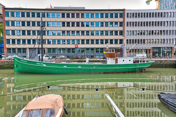 Boat-hotel Wilhelmina, Rotterdam city center