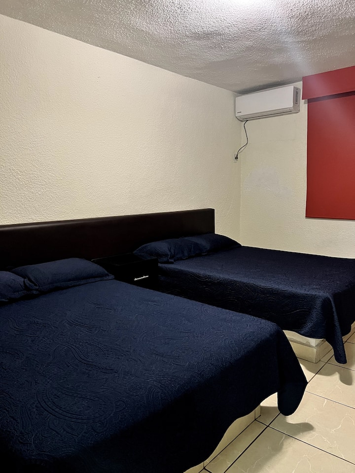 Dhomë e thjeshtë me 2 krevate dopio dhe ajër të kondicionuar.