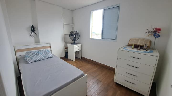 Соба со единечен кревет, помошен кревет и вентилатор