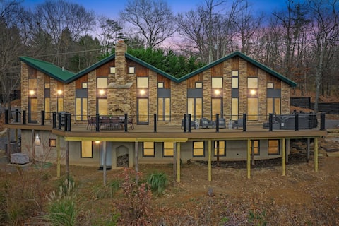 WOW the VIEW~Close to town~HotTub under the STARS~