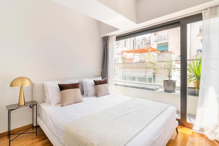 Este es tu segundo dormitorio, lleno de vegetación y luz natural. No es mejor que despertarse aquí, con energía para explorar esta hermosa ciudad.