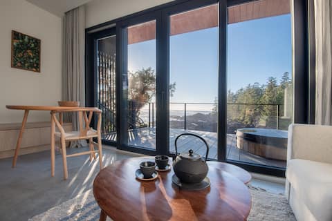 Hasumi Oceanfront  w/ Private Sauna & Hottub