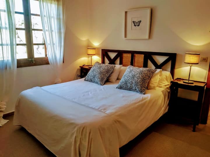 ห้องนอนใหญ่พร้อมเตียงคู่และห้องน้ำในตัว