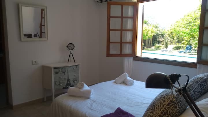 ห้องนอนใหญ่พร้อมเตียงคู่และห้องน้ำในตัว