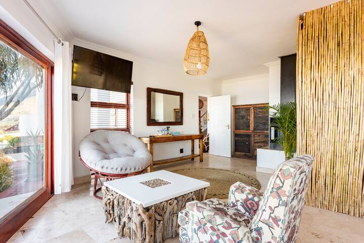 Big house Camps Bay ocean view 16 pax 8 bedrooms gallery image 3