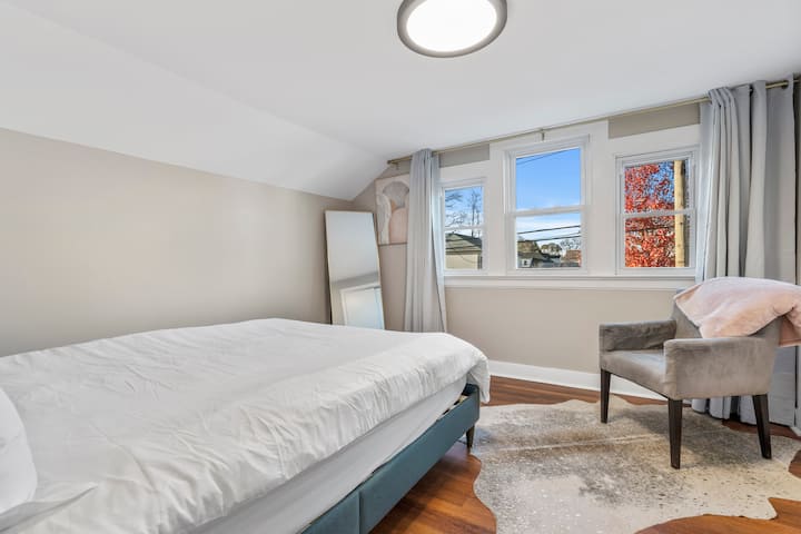 La nostra casa dispone di 4 ampie camere da letto. Questa è la camera da letto 3 | 2 ° piano | Letto matrimoniale | Biancheria fornita