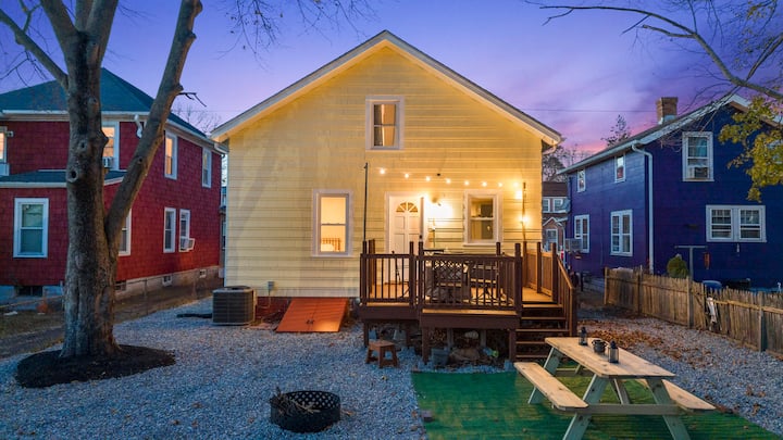 4BR Shoreline Getaway: Ideal for Families & Groups