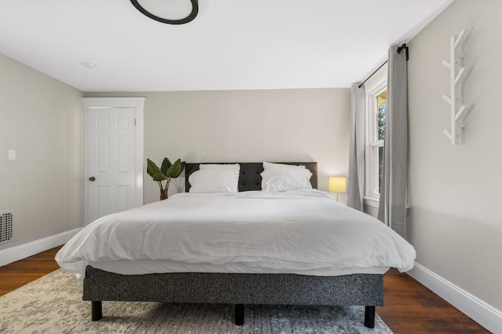 La nostra casa dispone di 4 ampie camere da letto. Questa è la camera da letto 1 | 1 ° piano | Letto matrimoniale grande | Biancheria fornita
