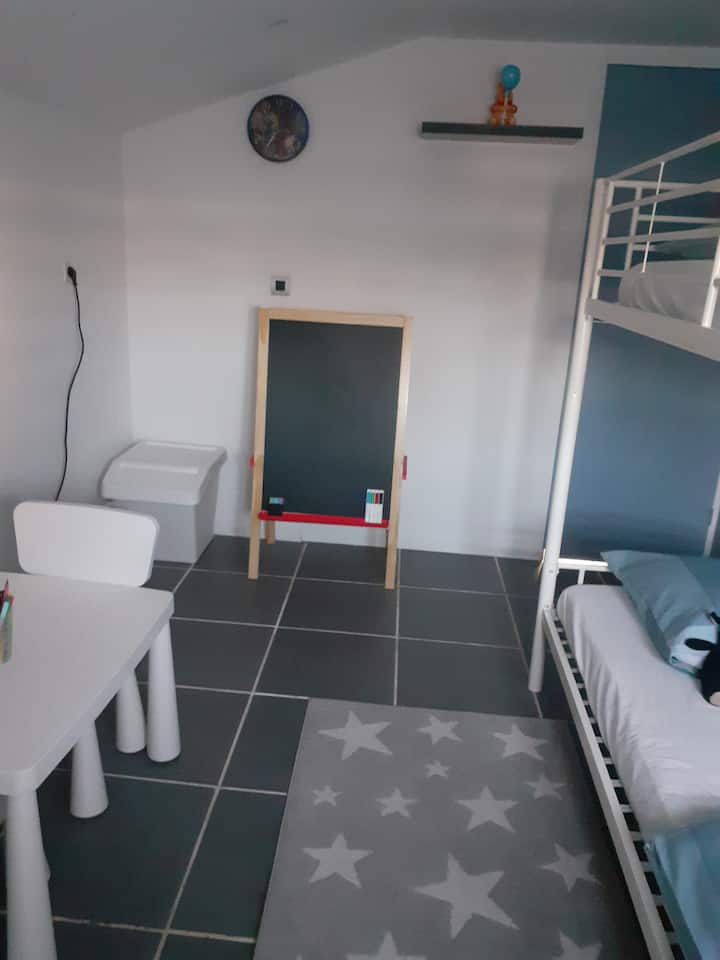 Habitación infantil (dormitorio 3), 2 literas, armario y juegos.