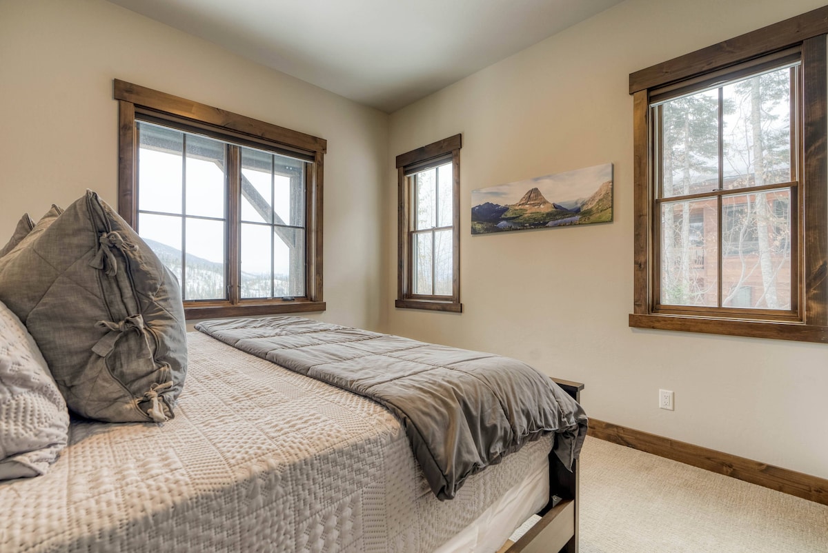 Lower Level King Bedroom, Sonos Speakers, Black Out Blinds
