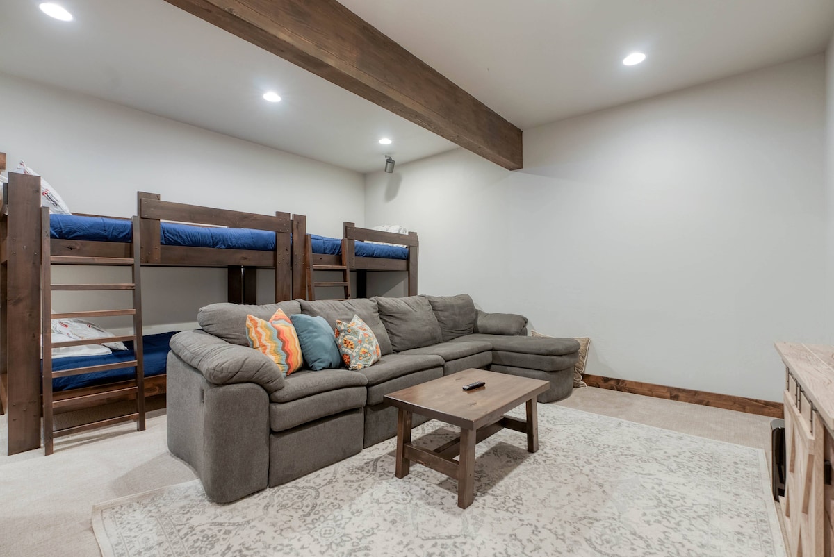 Entertainment Room, 4 Twin Beds + Sleeper Sofa