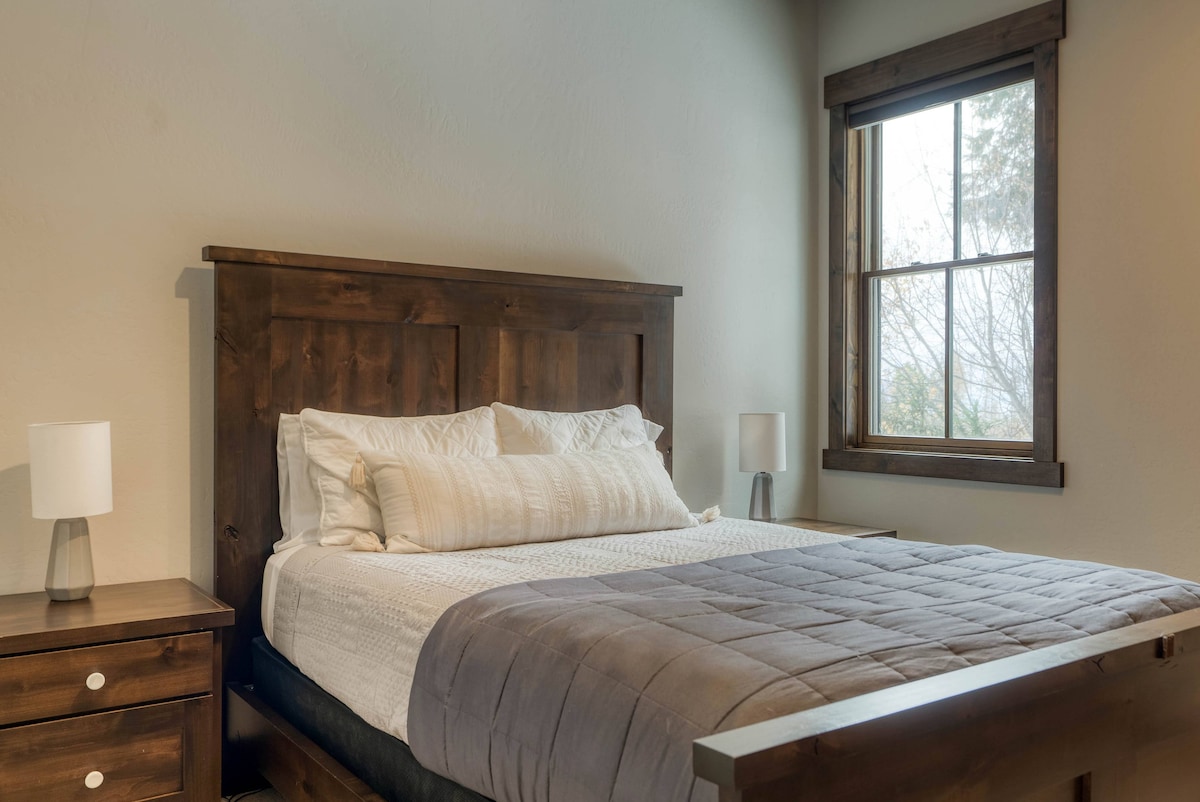 Lower Level 3rd Bedroom, Queen, Sonos Speakers and Black Out Blinds