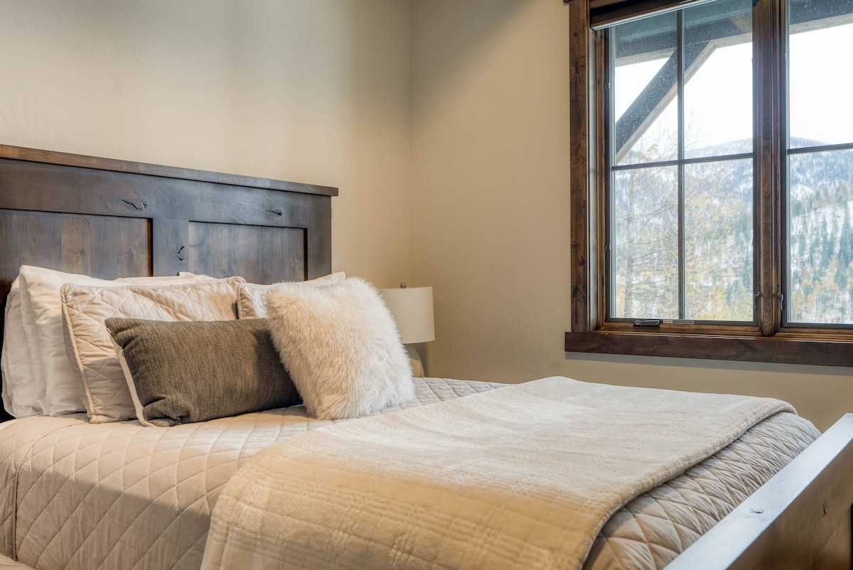 Lower Level Queen Bedroom, Sonos Speakers, Black Out Blinds