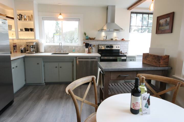 1912 Historic Craftsman • 5bd • A/C • Dogs • EV gallery image 2