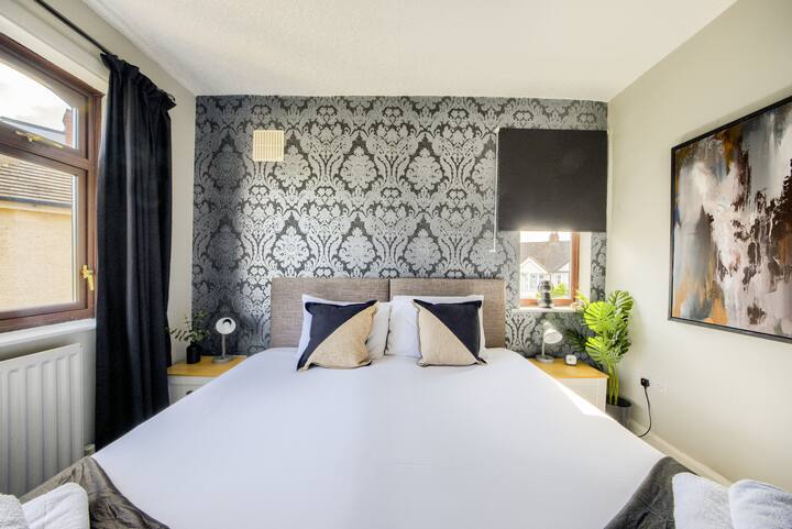 غرفة نوم في Passionfruitproperties Short Lets Serviced Accommodation