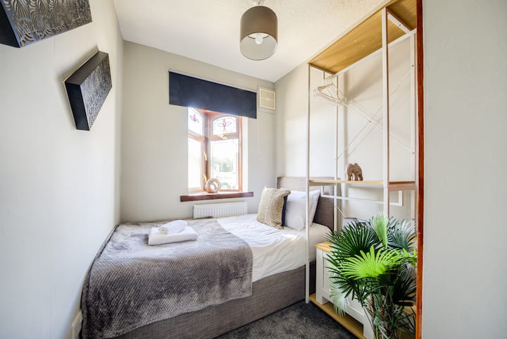 غرفة نوم في Passionfruitproperties Short Lets Serviced Accommodation