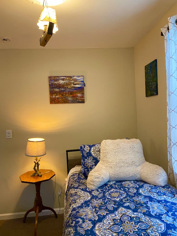 主层卧室# 2单人床。