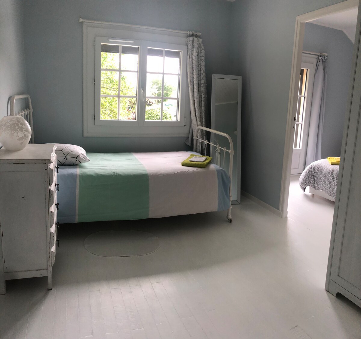 سرير فردي في غرفة النوم الوسطى (بجوار غرفة النوم الأولى)