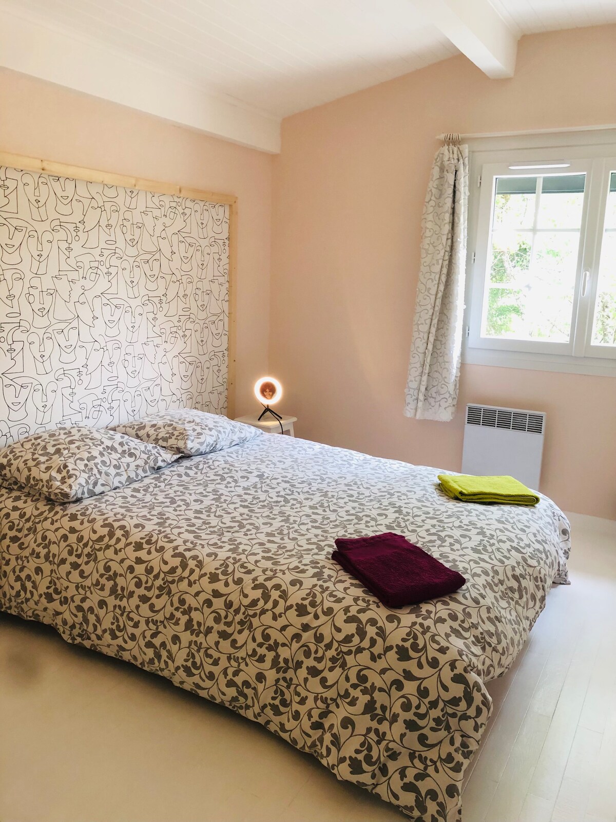 سرير بحجم كوين في الطابق العلوي. الغرفة رقم2