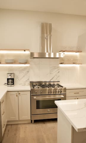 10-BR 4-BA Spacious Home in Trendy Duboce District gallery image 4