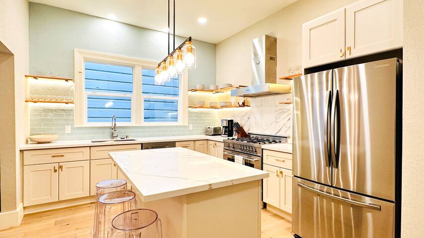 10-BR 4-BA Spacious Home in Trendy Duboce District gallery image 3