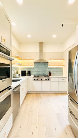 10-BR 4-BA Spacious Home in Trendy Duboce District gallery image 2