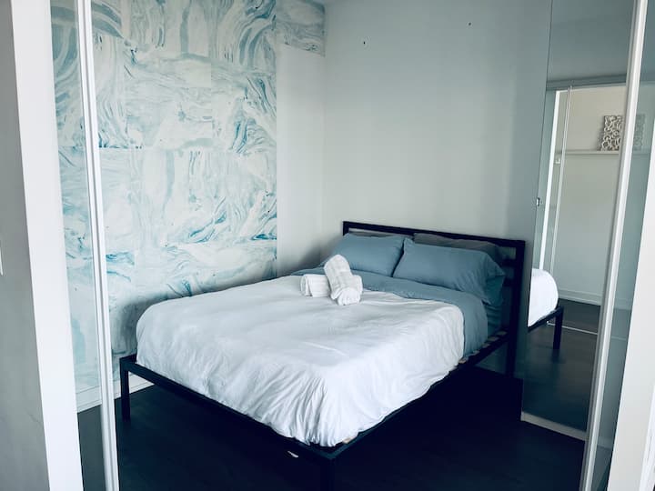 *ახალი მოყინული კონფიდენციალურობის შუშები საძინებლის სასრიალო მინის ფანჯრებზე*