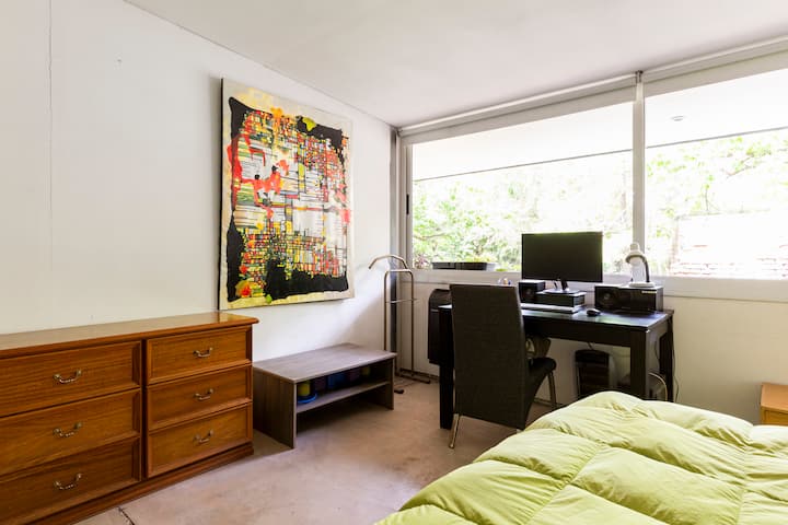 Chumba kina dawati na kompyuta