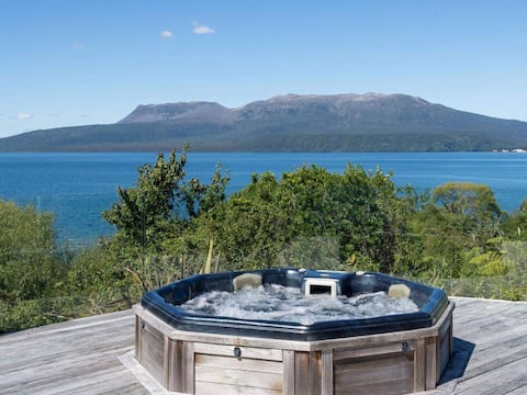 Tarawera luxury lakeside, spa, stunning views