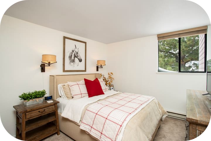 Spavaća soba 2 ima bračni krevet (160x200), TV za zabavu i mnogo prirodnog osvjetljenja, što stvara svijetao i udoban prostor za opuštanje.