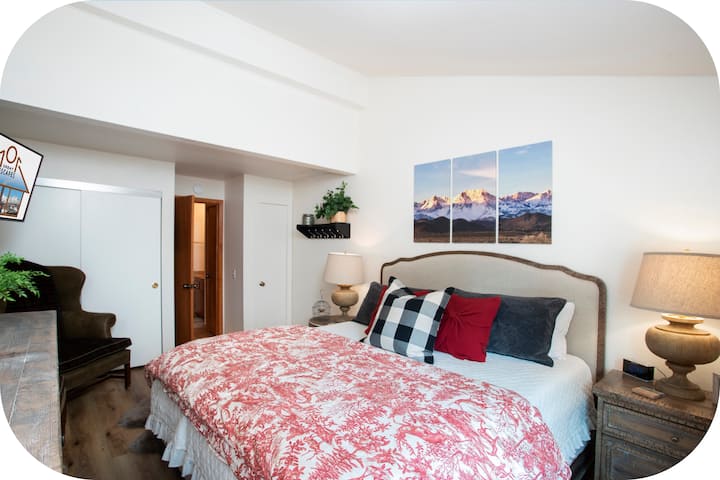 Glavna spavaća soba ima veliki bračni krevet, TV za zabavu, udobnost, privatnost i praktičnost.