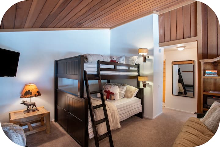 
Loft Bedroom 3 nudi bračni krevet na kat i futon, što pruža dodatne mogućnosti spavanja za obitelji ili grupe koje traže fleksibilnost i udobnost.