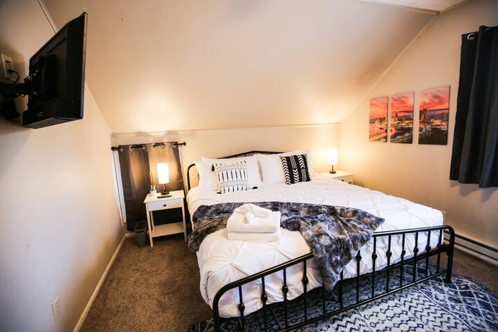 Irvine Park Retreat 5BR~Xcel~DT~River By Lux Life gallery image 2