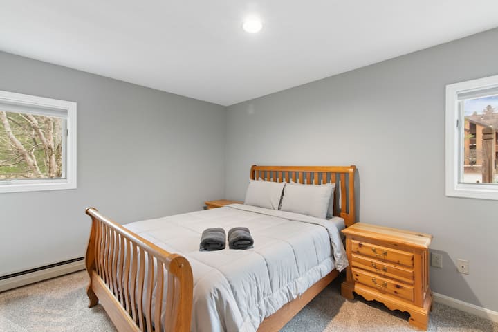 第二间卧室位于客厅另一侧，提供舒适私密的空间。 配备一张标准双人床