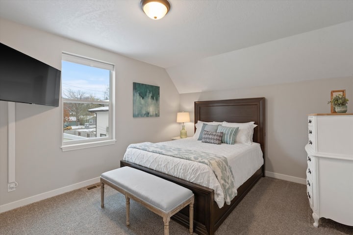 Dormitorio de arriba con cama queen size