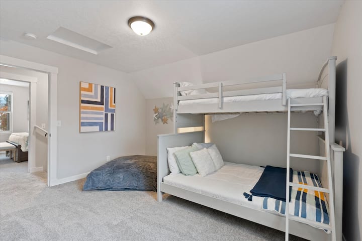 Dormitorio en planta alta con litera (completa en la parte inferior y individual en la parte superior).