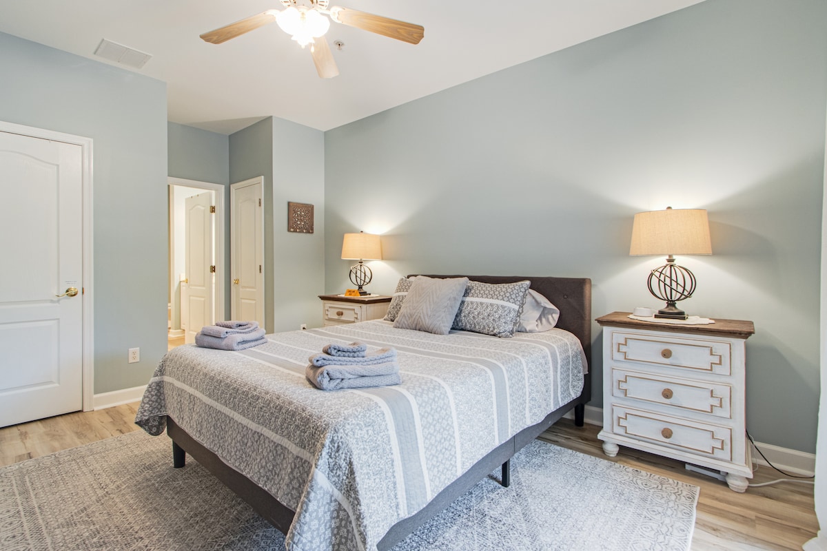 Dhomë gjumi kryesore me banjë ngjitur