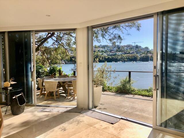 Stunning designer harbour beachfront home gallery image 5