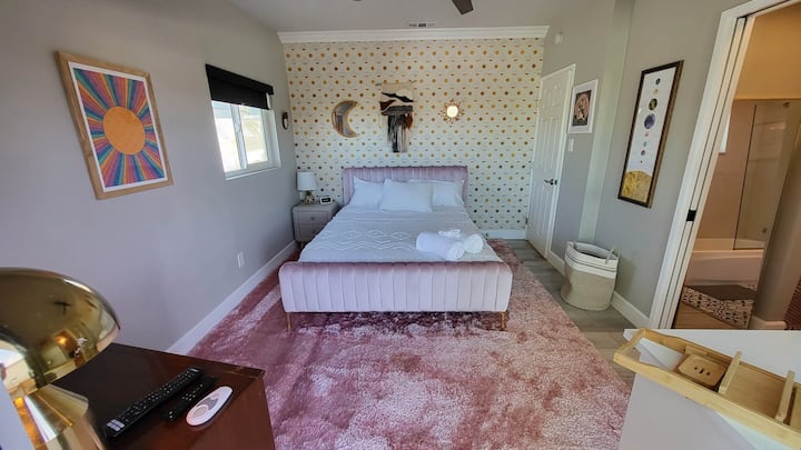 Master Bedroom. Queen Bed.