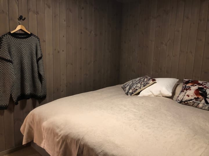 Dormitorio principal con cama matrimonial king size