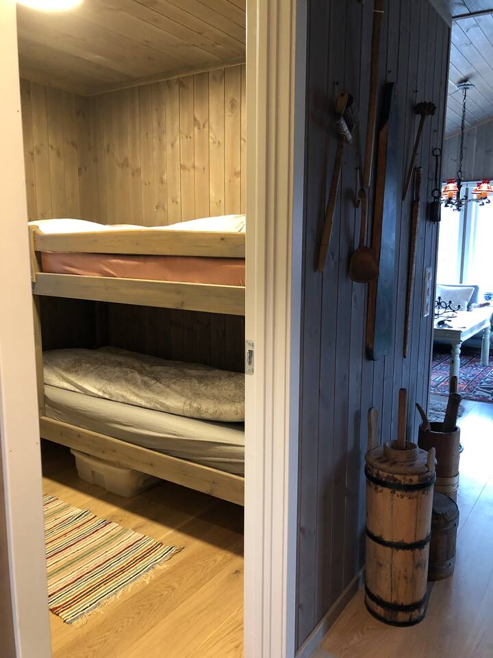 Dormitorio 3. Aquí el más pequeño de la familia tiene un gran espacio, no muy lejos de mi madre y mi padre en la sala de estar.
