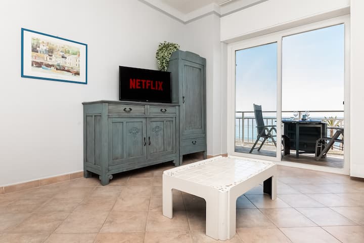 סלון, טלוויזיה חכמה עם נטפליקס. ארון ושידה.