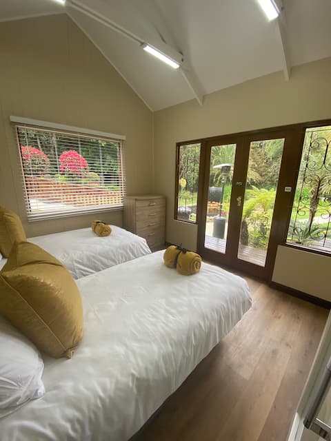 Deluxe 4 sleeper double story apartment 24/7 power
