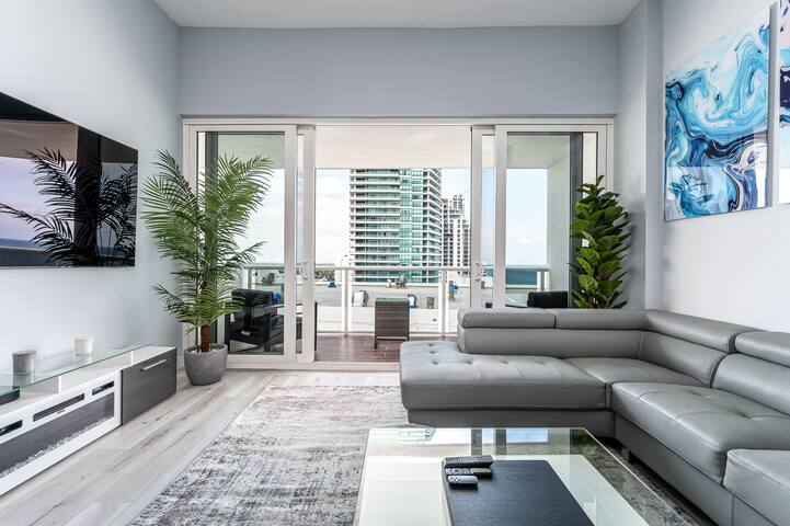 Spectacular PH 2BR 2BA Newly Reno W/beach views gallery image 3