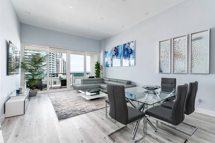 Spectacular PH 2BR 2BA Newly Reno W/beach views gallery image 2