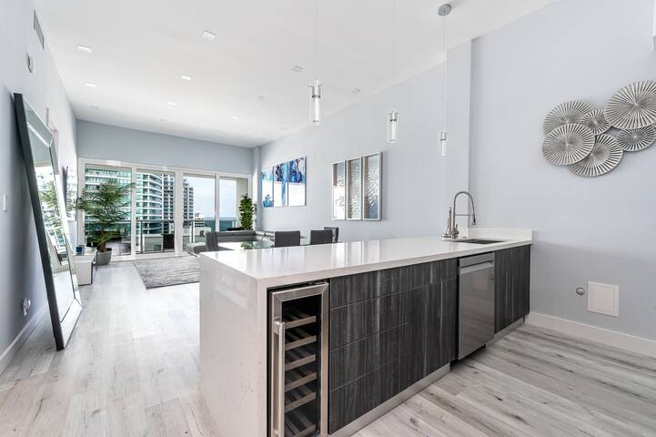 Spectacular PH 2BR 2BA Newly Reno W/beach views gallery image 5